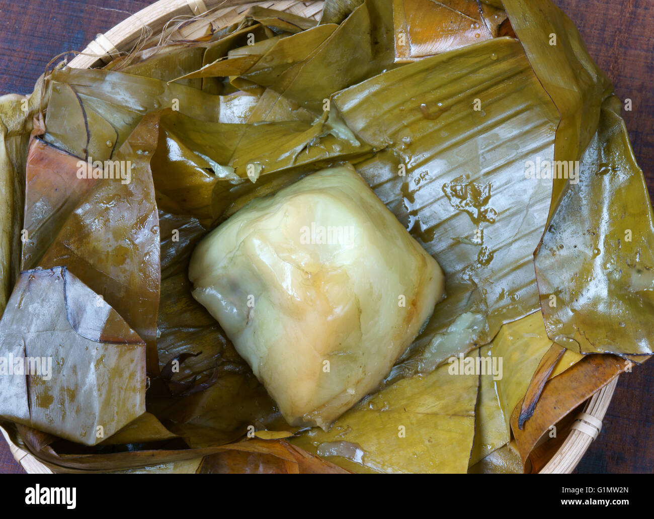 Vietnamesische Speisen, Banh Gio oder Pyramide geformt Reis Teig Knödel gefüllt mit Schweinefleisch, Schalotte, leckere Suppen, aus Reis Stockfoto