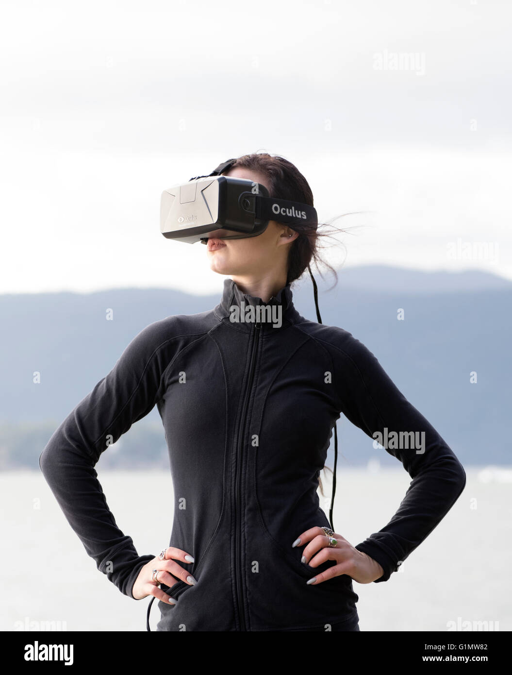 Kaukasische Mädchen tragen Oculus Rift VR Kopfhörer, Development Kit 2 version Stockfoto