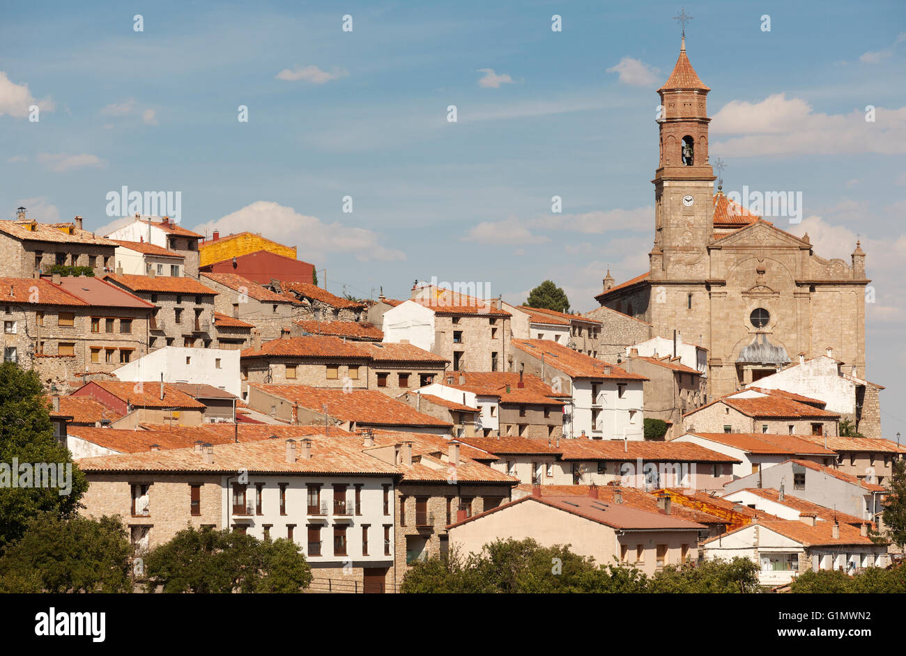 Malerische Stadt in Spanien. Alte Häuser und Kathedrale. Orihuela del Tremedal. Horizontale Stockfoto