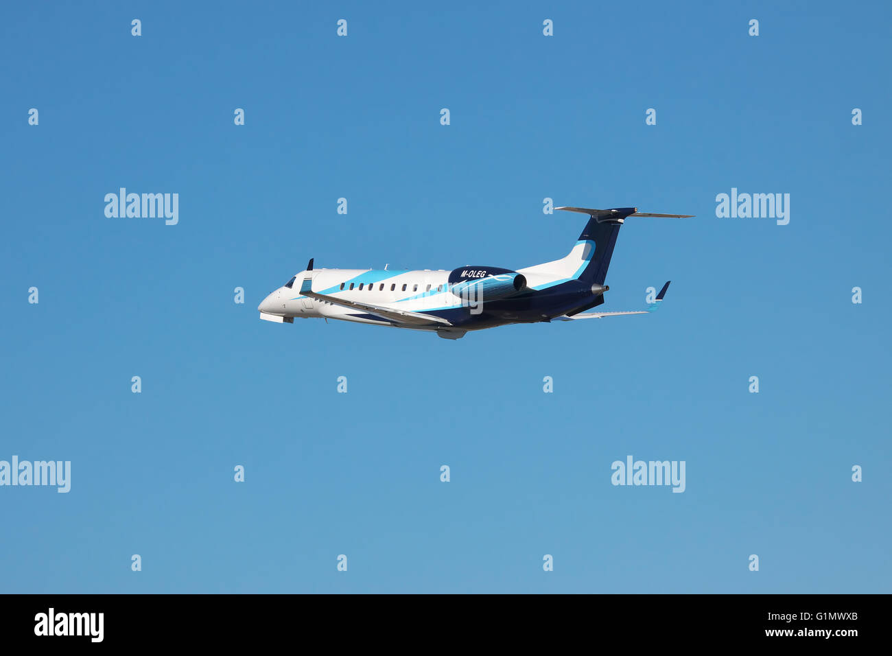 Simferopol, Ukraine - 12. September 2010: Embraer EMB-135BJ Business-Jets vom Flughafen in den blauen Himmel hebt ab Stockfoto