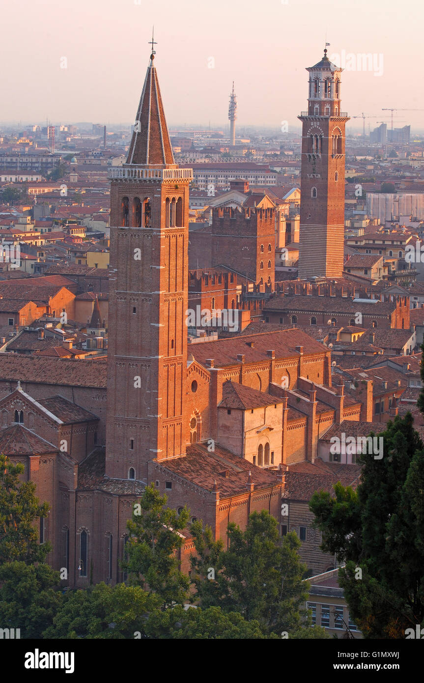 Verona. Santa Anastasia, Lamberti Turm, Torre de Lamberti, Veneto. Italien. Europa Stockfoto