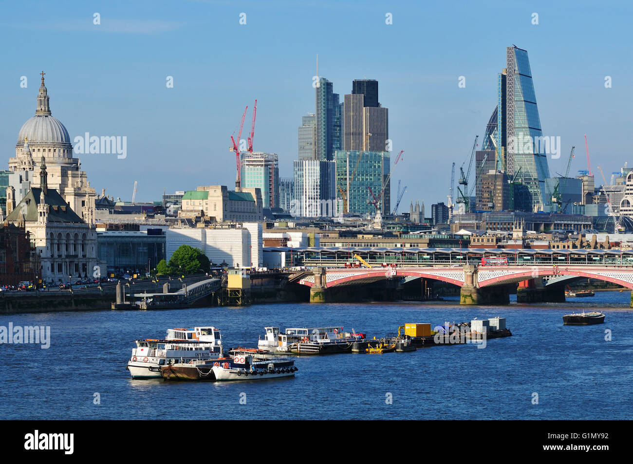 Skyline von London, Großbritannien, und die Themse, von der Waterloo Bridge, mit Bürogebäuden und St. Paul's Cathedral Stockfoto