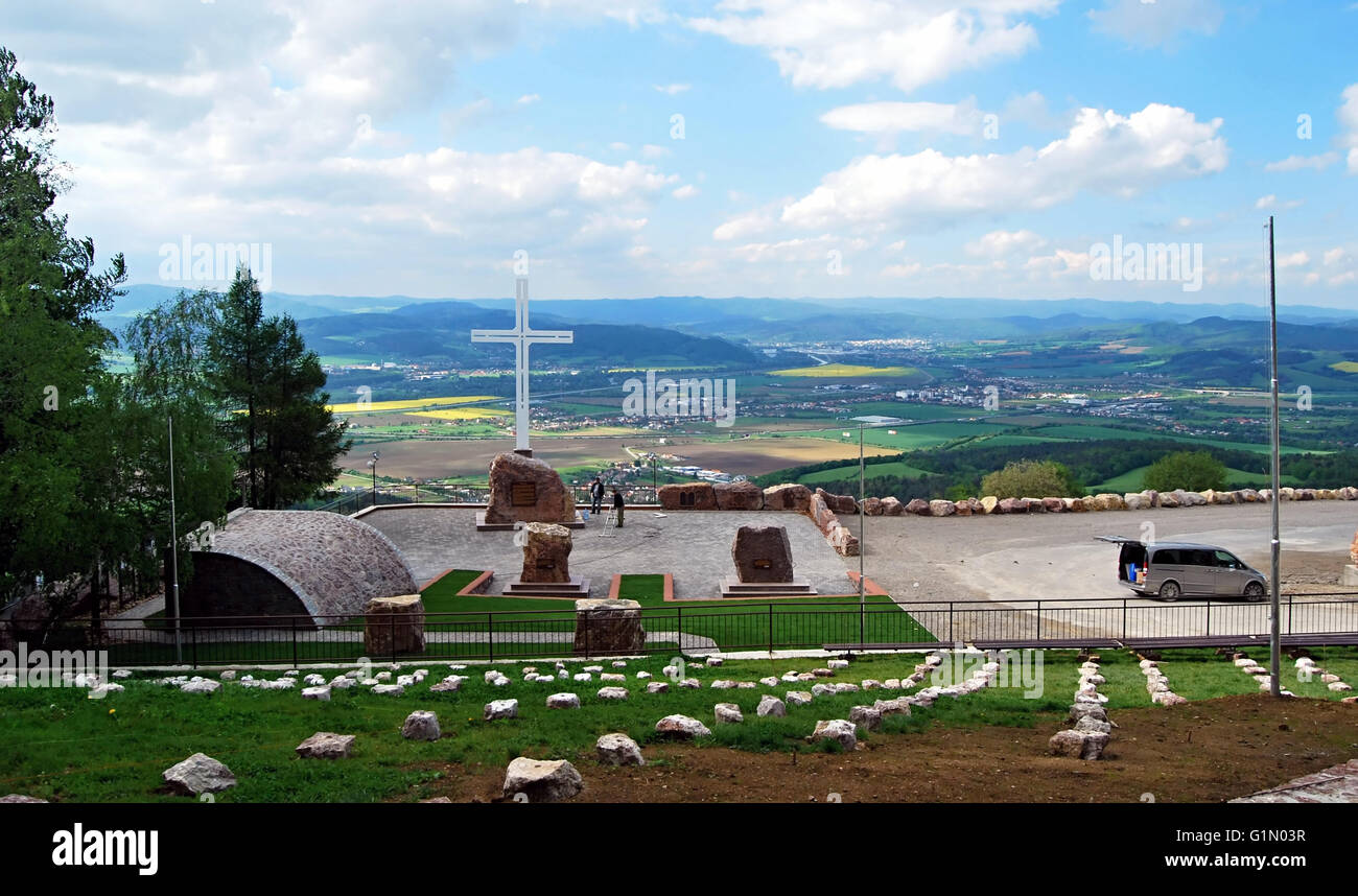 Ort der Anbetung auf Butkov Hügel oberhalb Ladce Dorf in Strazovske Vrchy Bergen mit schönen Panorama der Provazie region Stockfoto