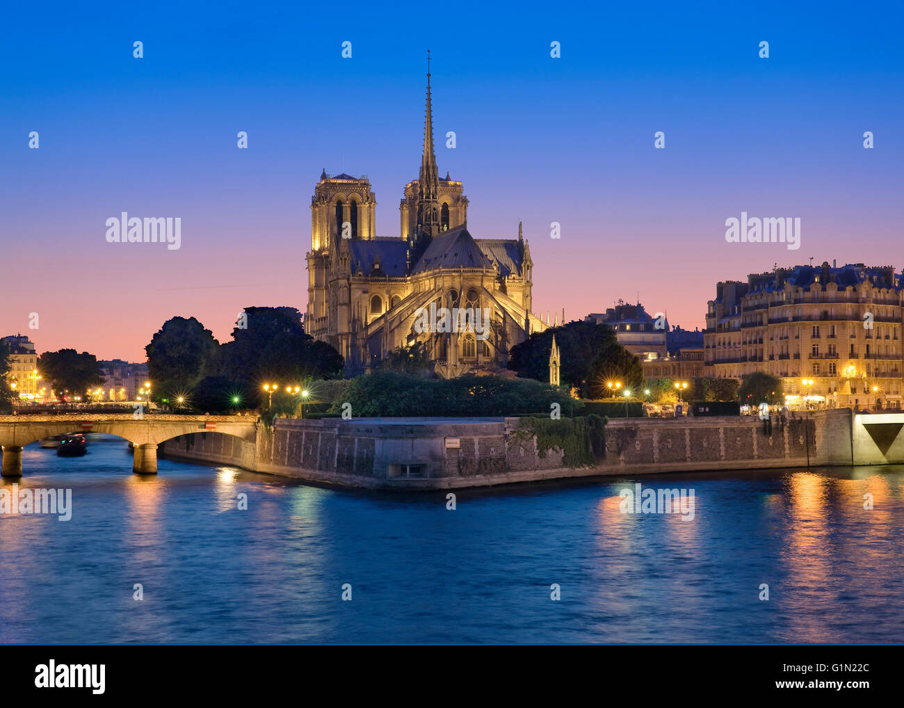 Kathedrale Notre-Dame und Seineufer in der Nacht Stockfoto