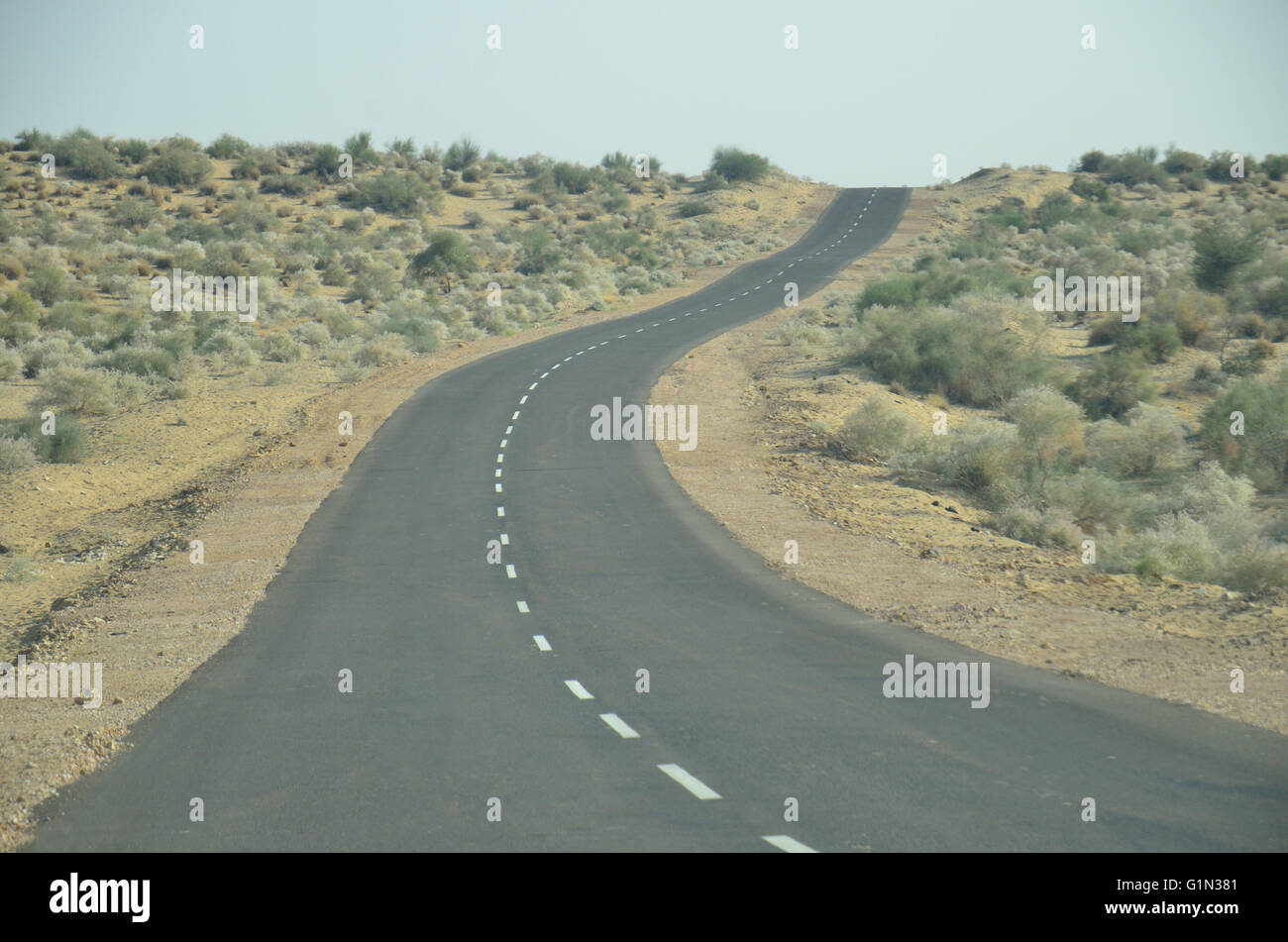 Autobahn in Richtung Indo-Pak Grenze, Thar-Wüste, Rajasthan, Indien Stockfoto
