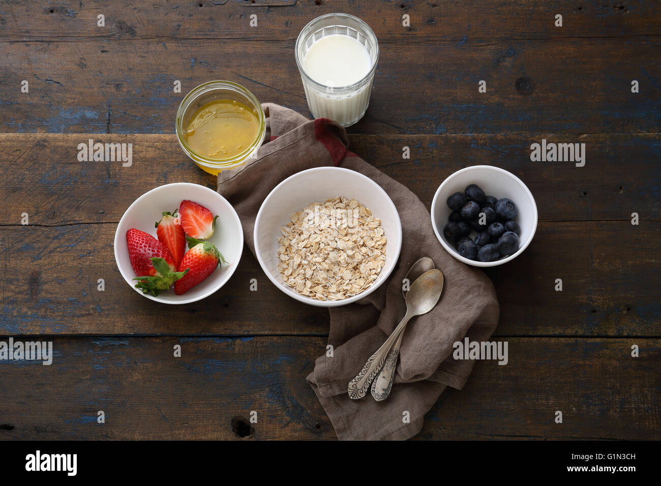 Zutaten für das Frühstück Schüssel auf Brettern, Essen Stockfoto