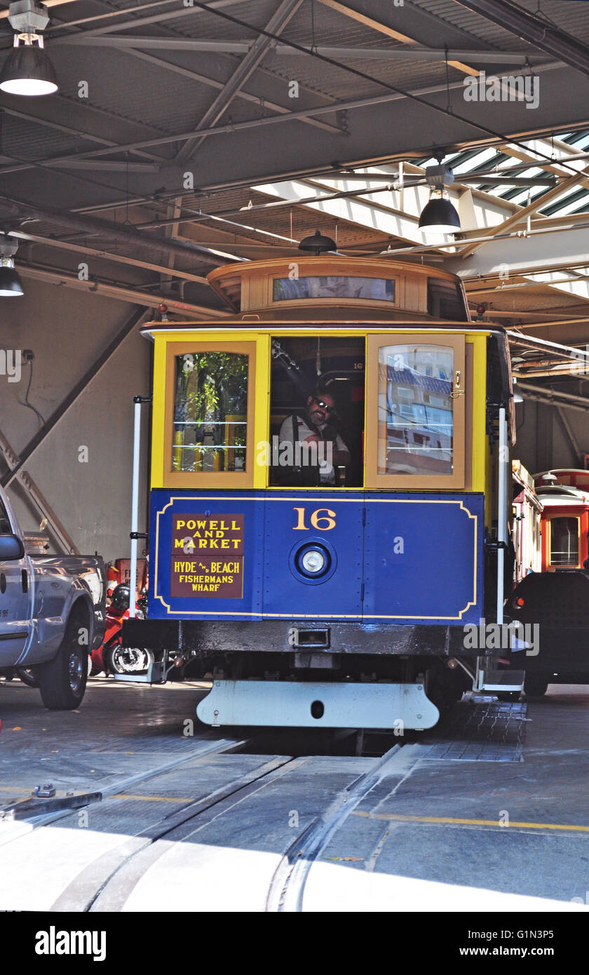 San Francisco, Vereinigte Staaten von Amerika: eine Seilbahn Fahrer am 1888 Bergbahnen Fähren und Cliff House Eisenbahn Stockfoto