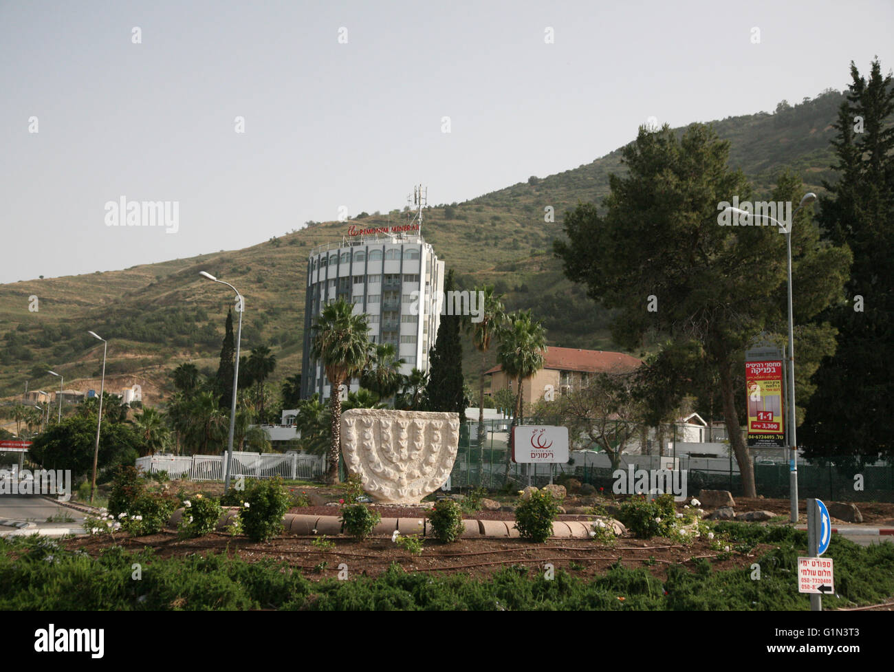 Israel, Norden, Galiläa, Menora-Skulptur. Stockfoto