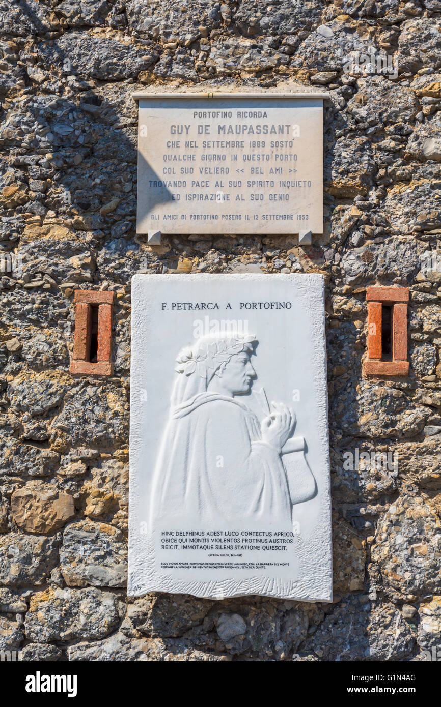 Portofino, Provinz Genua, Ligurien, italienische Riviera, Italien. Gedenktafeln für Petrarca und Guy de Maupassant. Stockfoto