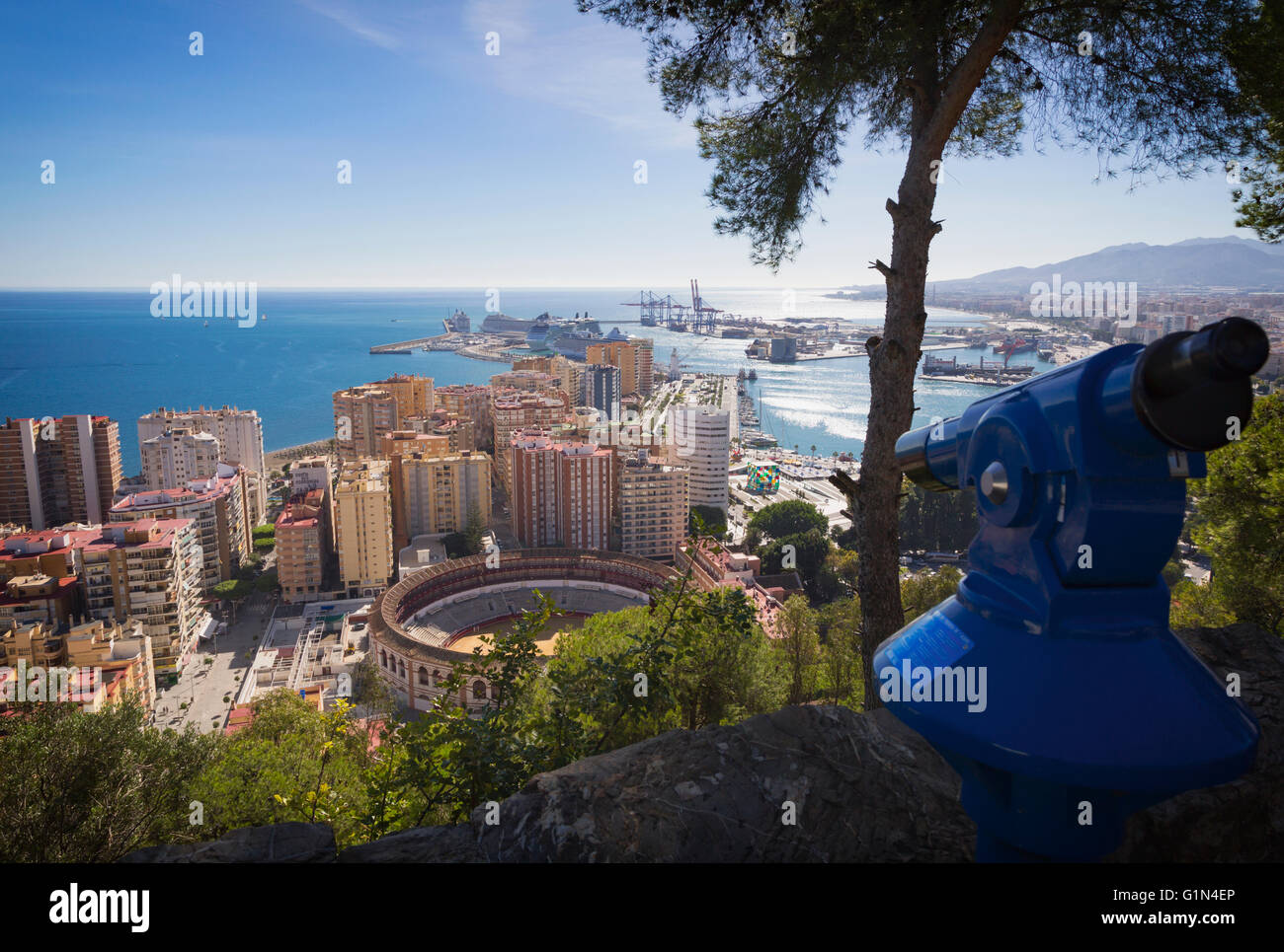 Málaga, Costa Del Sol, Provinz Malaga, Andalusien, Südspanien. Blick vom nationalen Parador Stierkampfarena und Hafen. Stockfoto