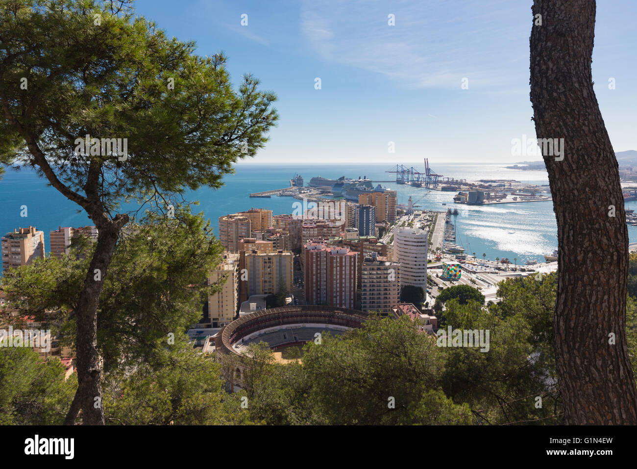 Málaga, Costa Del Sol, Provinz Malaga, Andalusien, Südspanien. Blick vom nationalen Parador Stierkampfarena und Hafen. Stockfoto