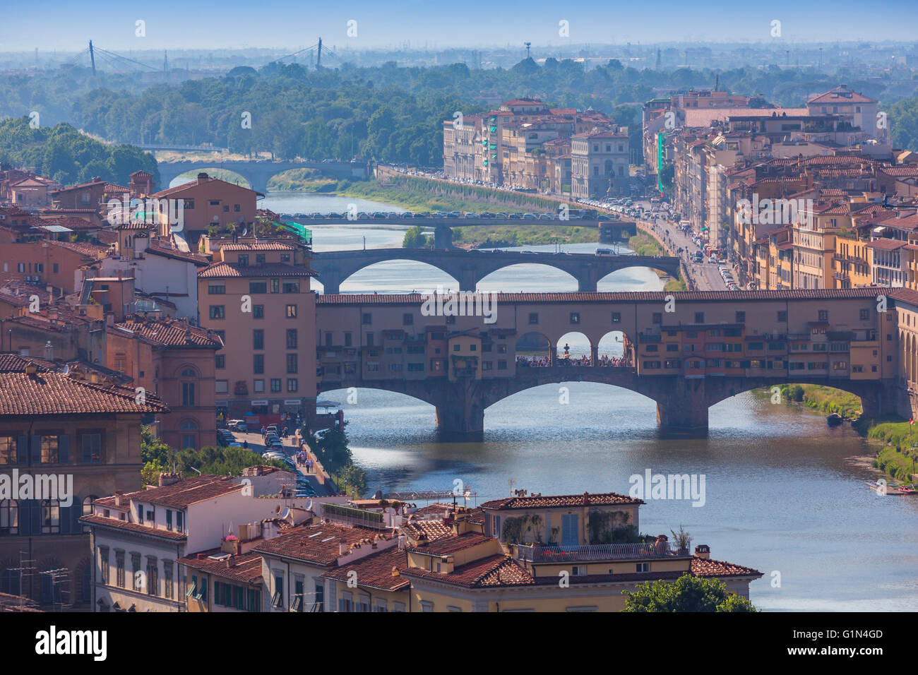 Florenz, Provinz Florenz, Toskana, Italien.  Blick vom Piazzale Michelangelo auf Brücken über den Fluss Arno. Stockfoto