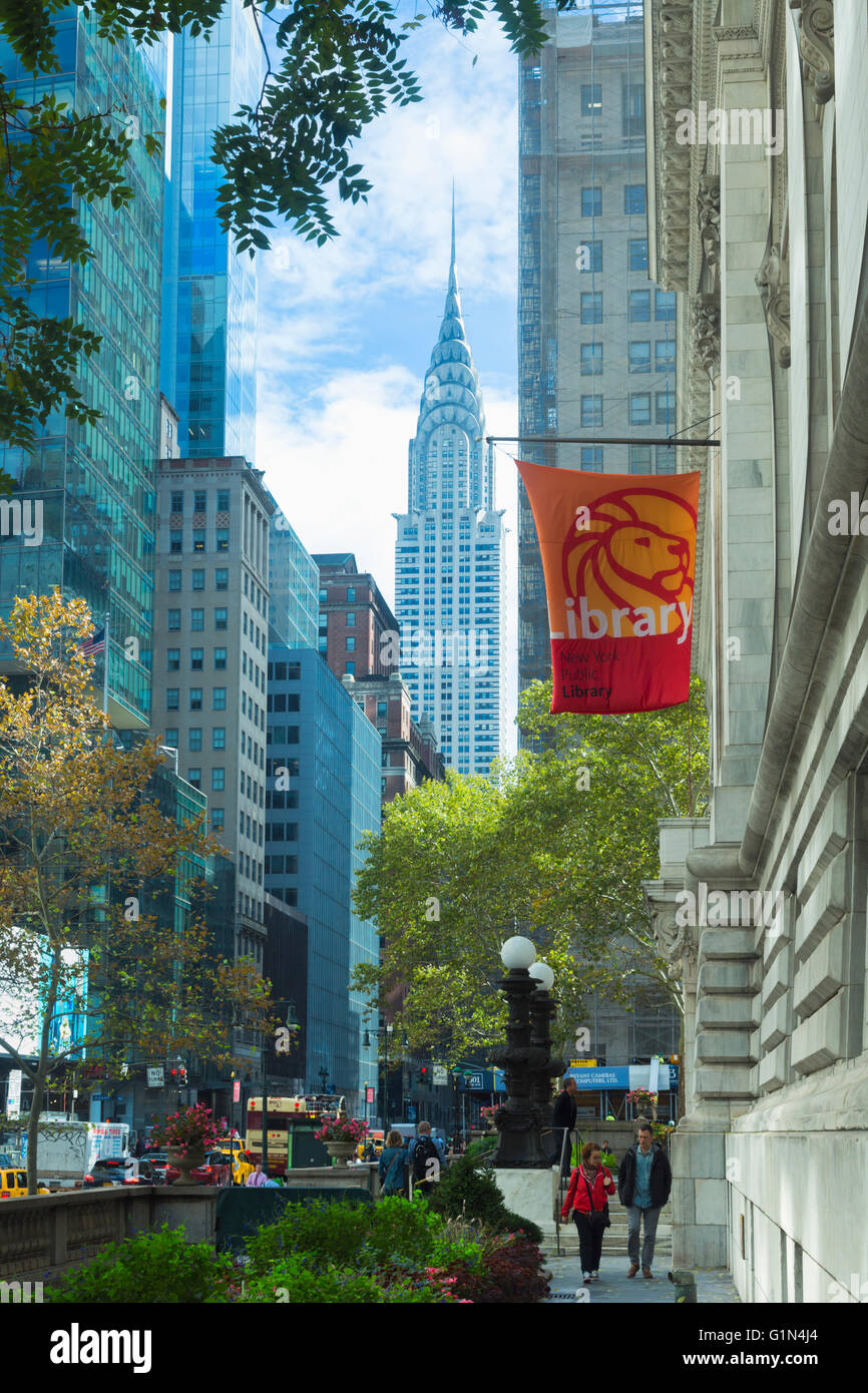 New York, New York State, United States of America.  Looking up 42nd Street from outside the New York Public Library Stockfoto