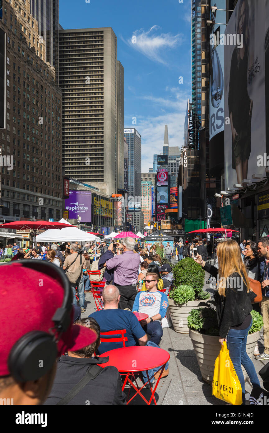 New York, New York State, Vereinigten Staaten von Amerika.  Menschen entspannen am Times Square.  Leben auf der Straße. Stockfoto