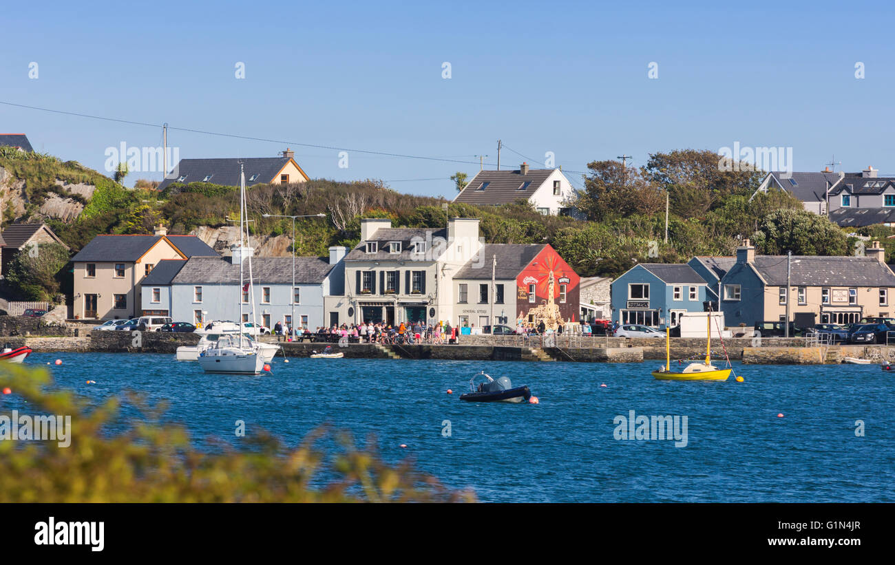 Crookhaven, County Cork, Irland.  Eire.  Das Dorf über die Gewässer der Galeere Bucht gesehen. Stockfoto