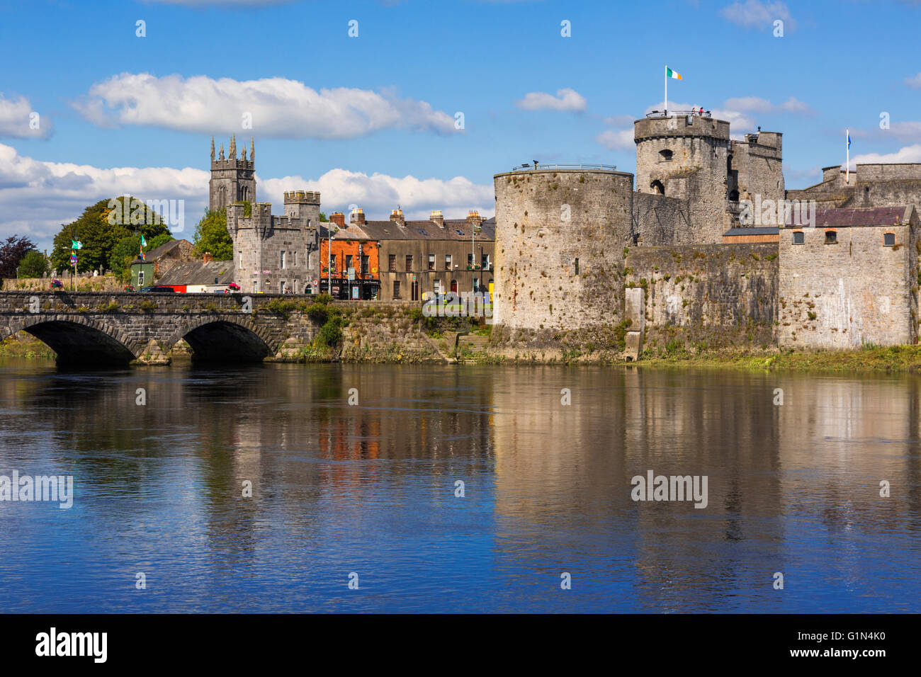 Limerick, County Limerick, Irland.  Eire.  13. Jahrhundert King John Castle über den Fluss Shannon gesehen. Stockfoto