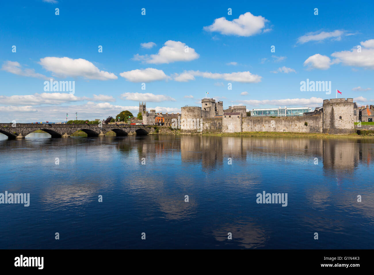 Limerick, County Limerick, Irland.  Eire.  13. Jahrhundert King John Castle über den Fluss Shannon gesehen. Stockfoto