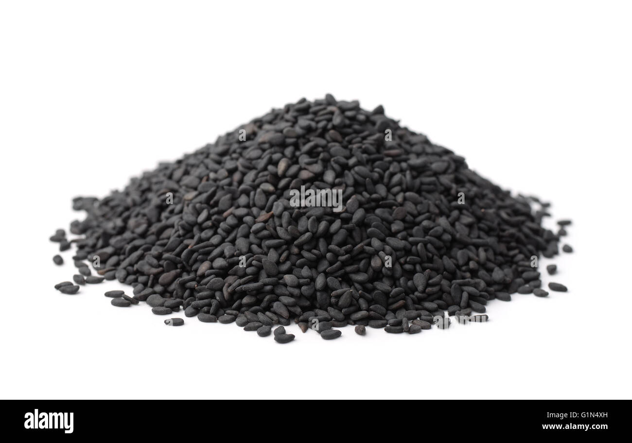 Haufen schwarzer Sesam, isoliert auf weiss Stockfoto