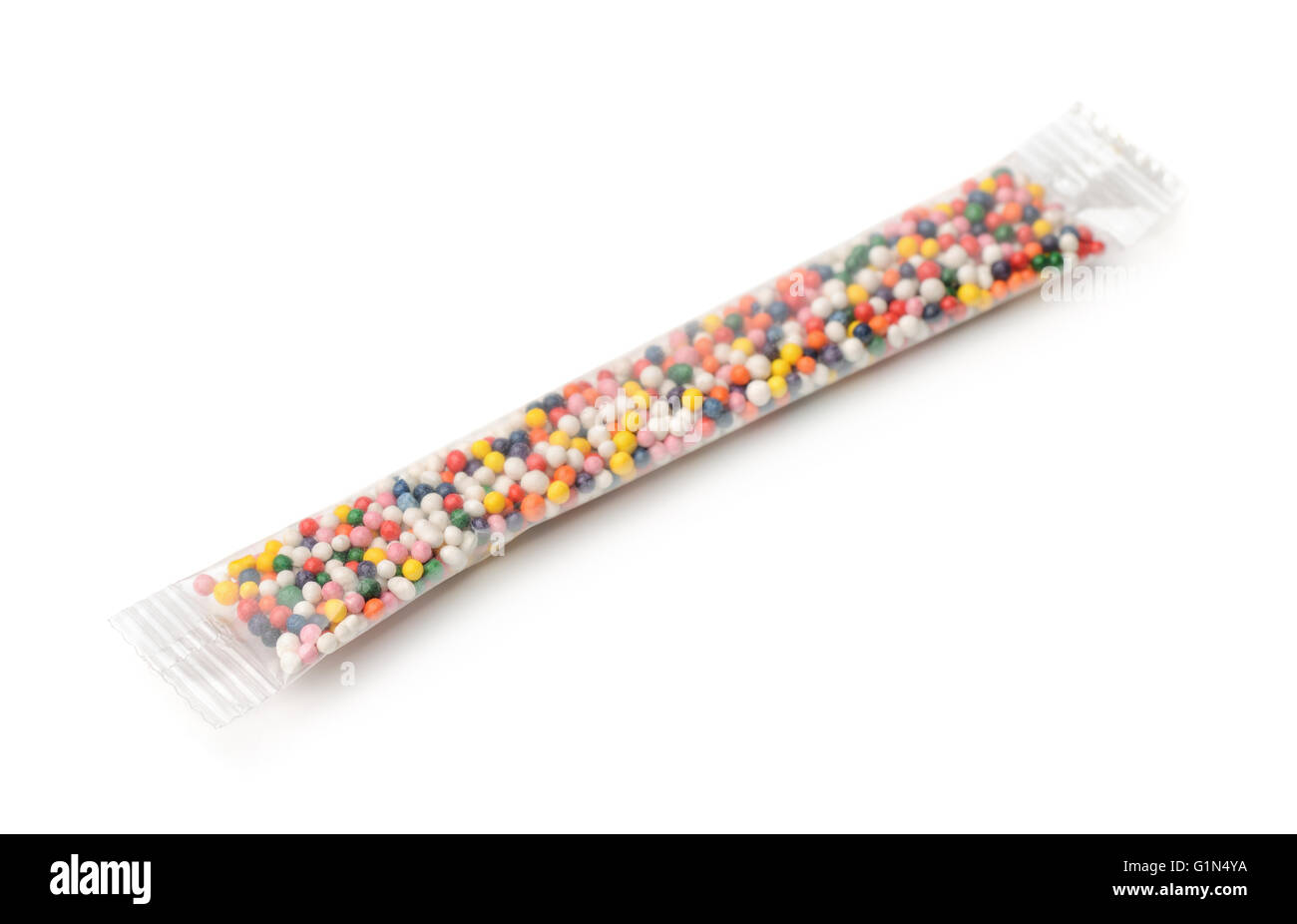 Packung mit bunten Zucker Streusel isoliert auf weiss Stockfoto