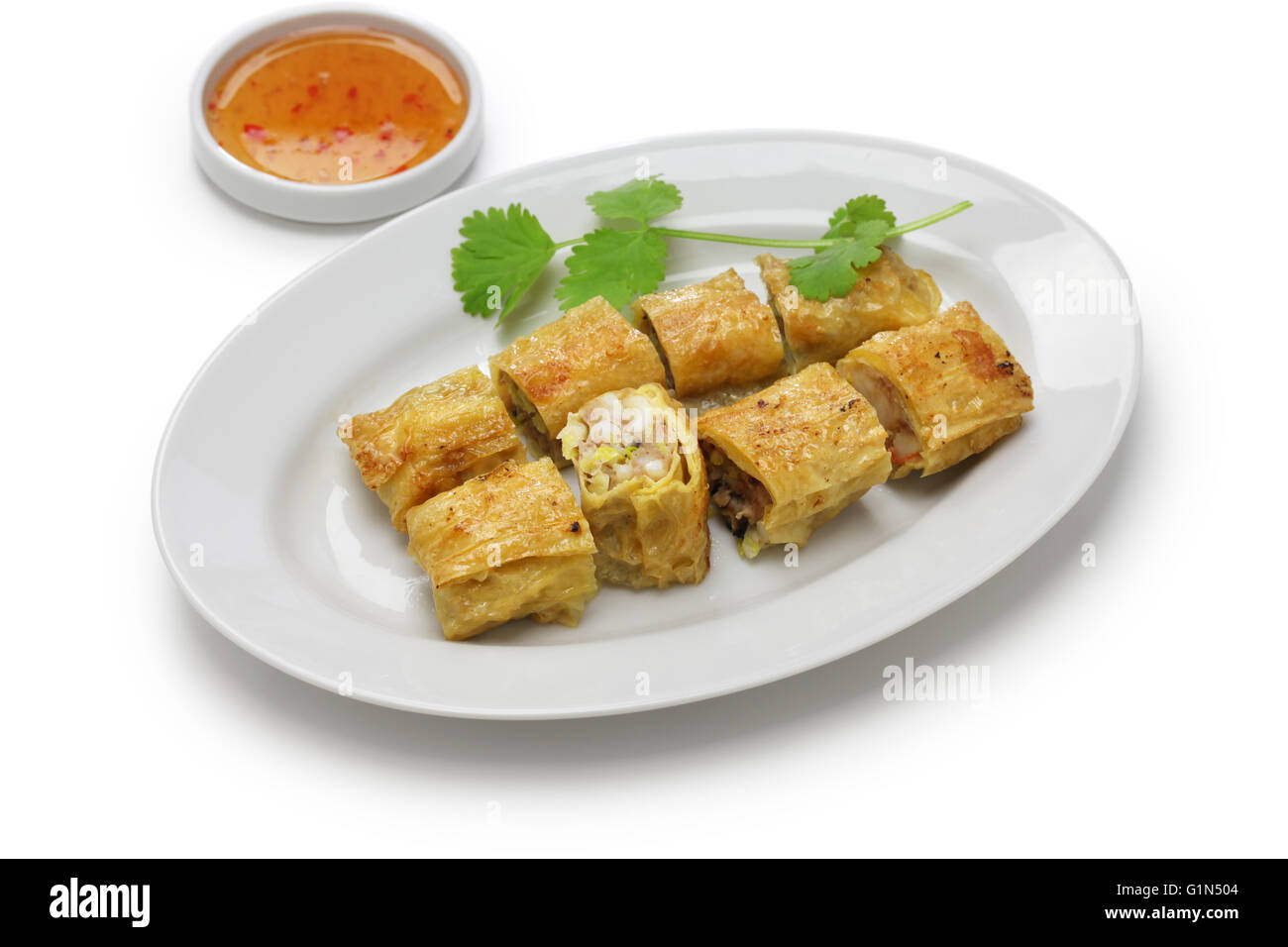 Gebratene Garnelen Tofu (Tofu) Haut rollt, chinesische Dim Sum Essen Stockfoto