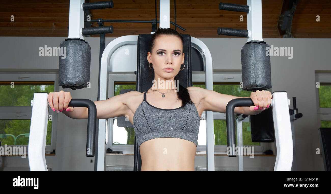 Schöne junge Frau tut Körper Fitness Trainer im Fitness-Studio Stockfoto