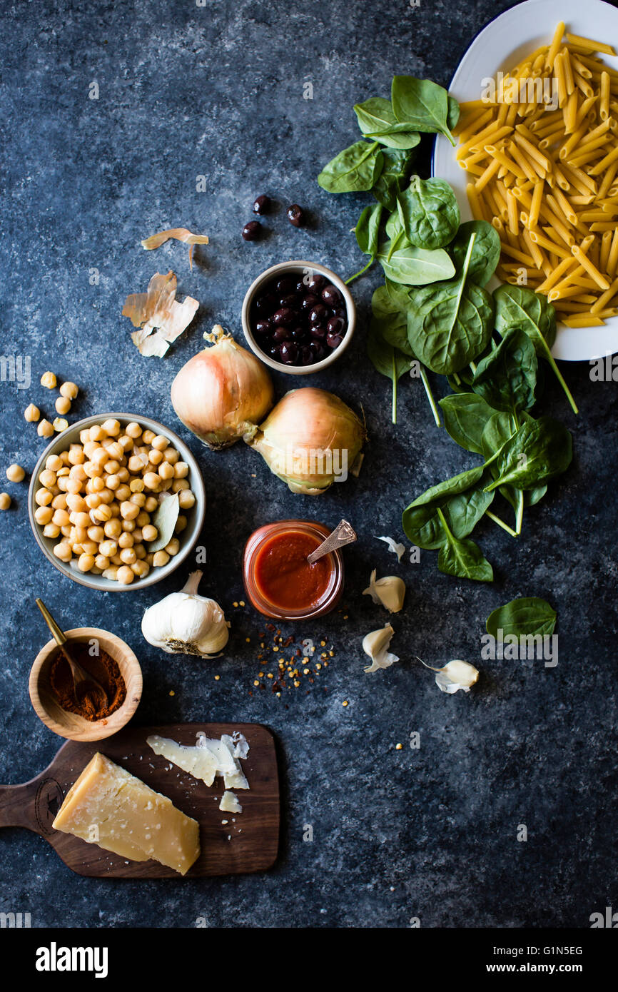 Zutaten für Kichererbsen-Spinat-Nudeln mit Oliven (glutenfreie Quinoa Penne). Stockfoto