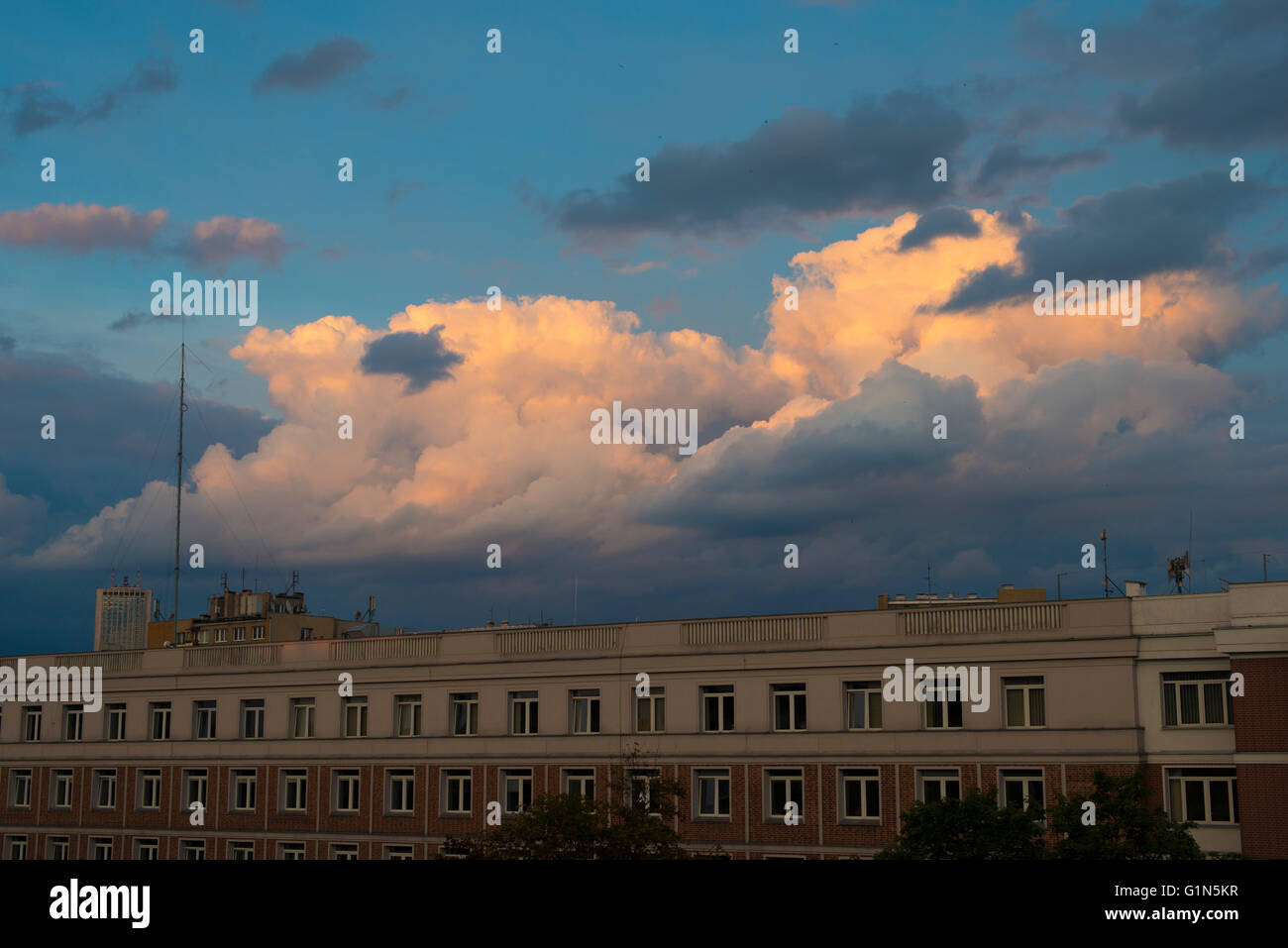 Stadt-Abendstimmung mit großen Gebäude oben und dramatischen Himmel Stockfoto