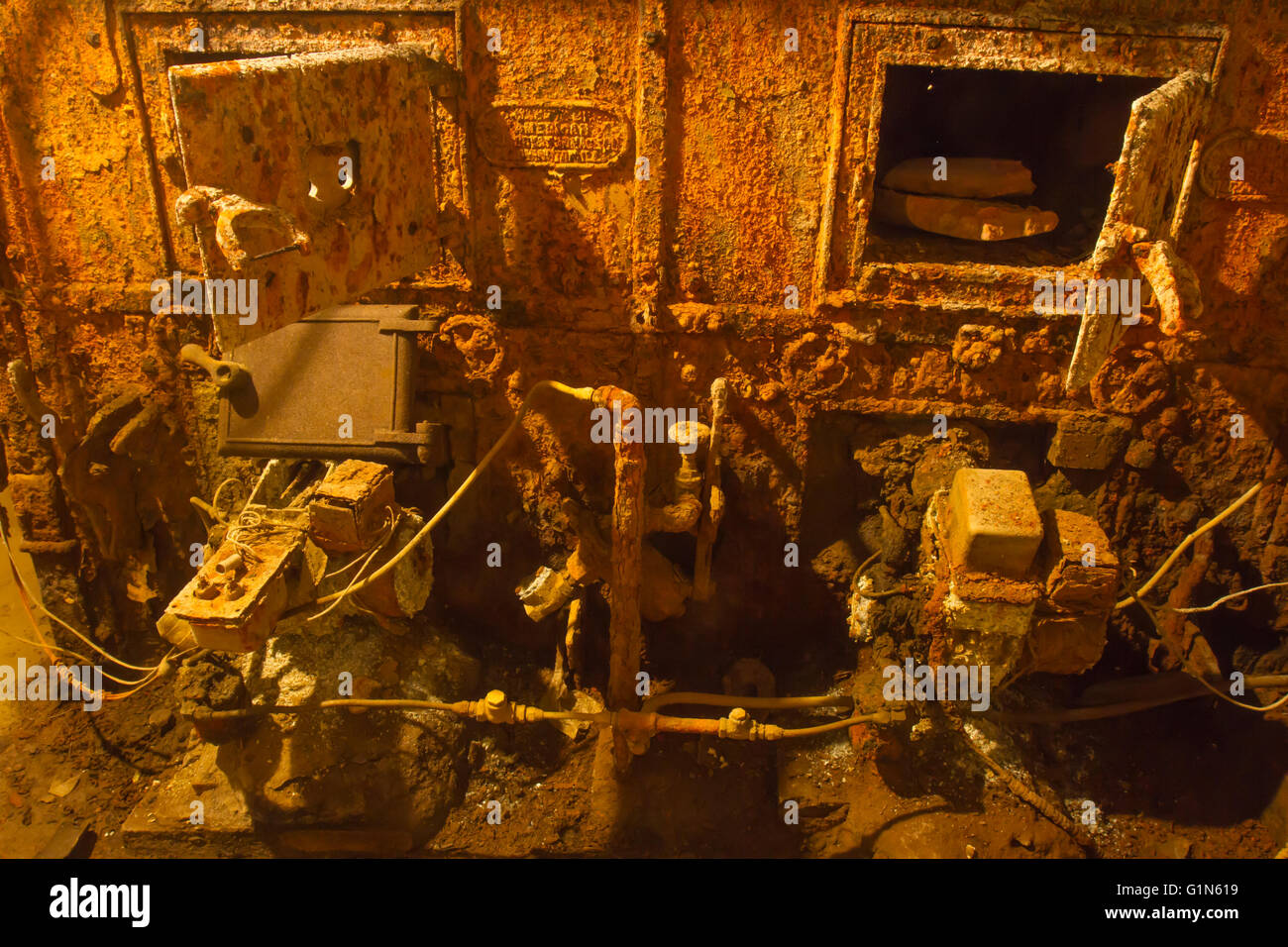 Alten rostigen Heizkessel im Keller der verfallenden Gebäude. Stockfoto