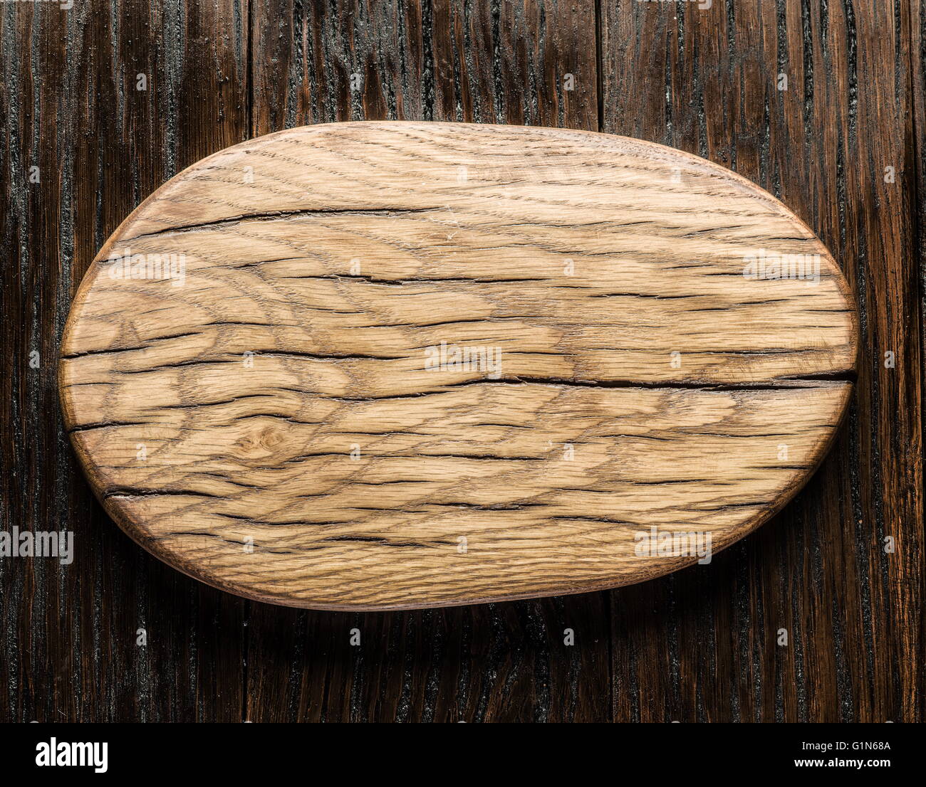 Leere Schneidebrett aus Holz auf dem Holztisch. Stockfoto