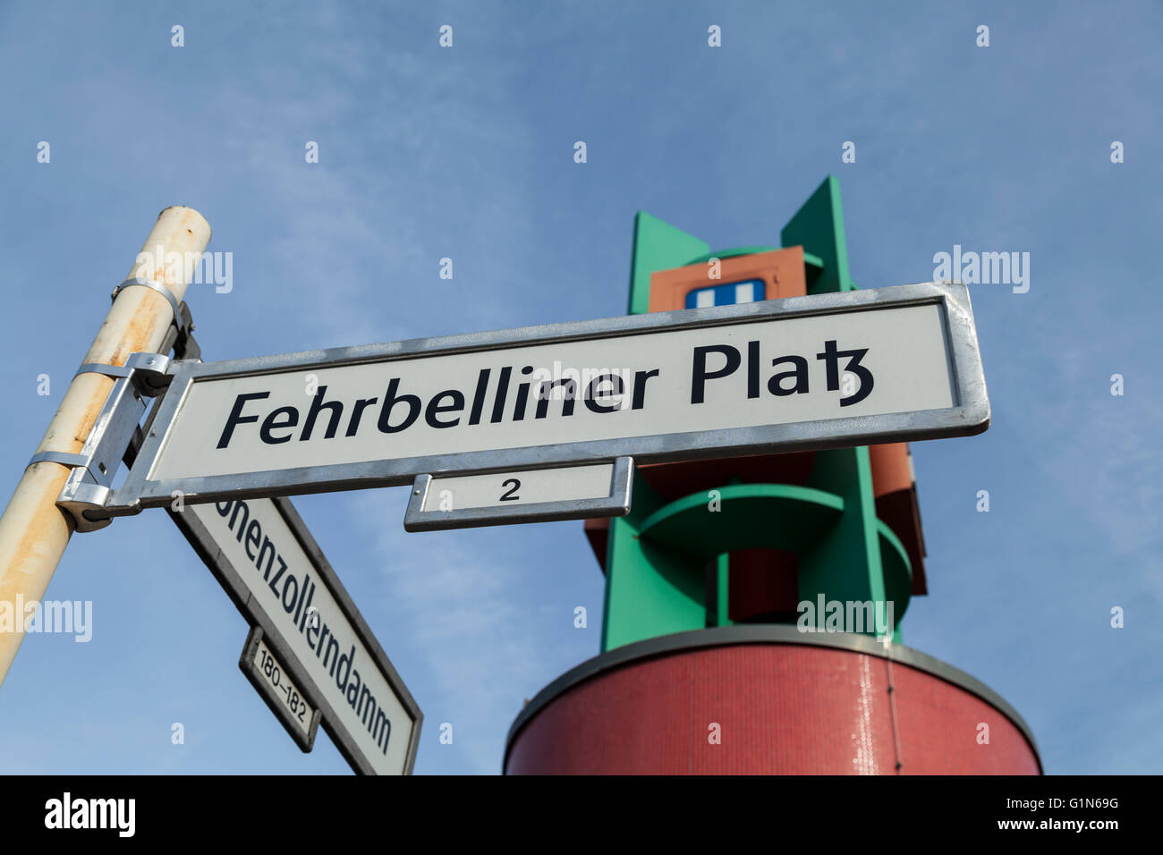 Straßenschild Fehrbelliner Platz in Berlin Stockfoto