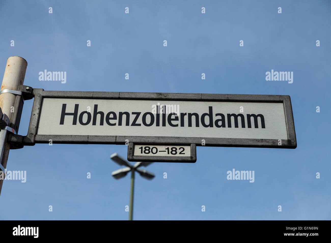Straßenschild Hohenzollerndamm in Berlin Stockfoto