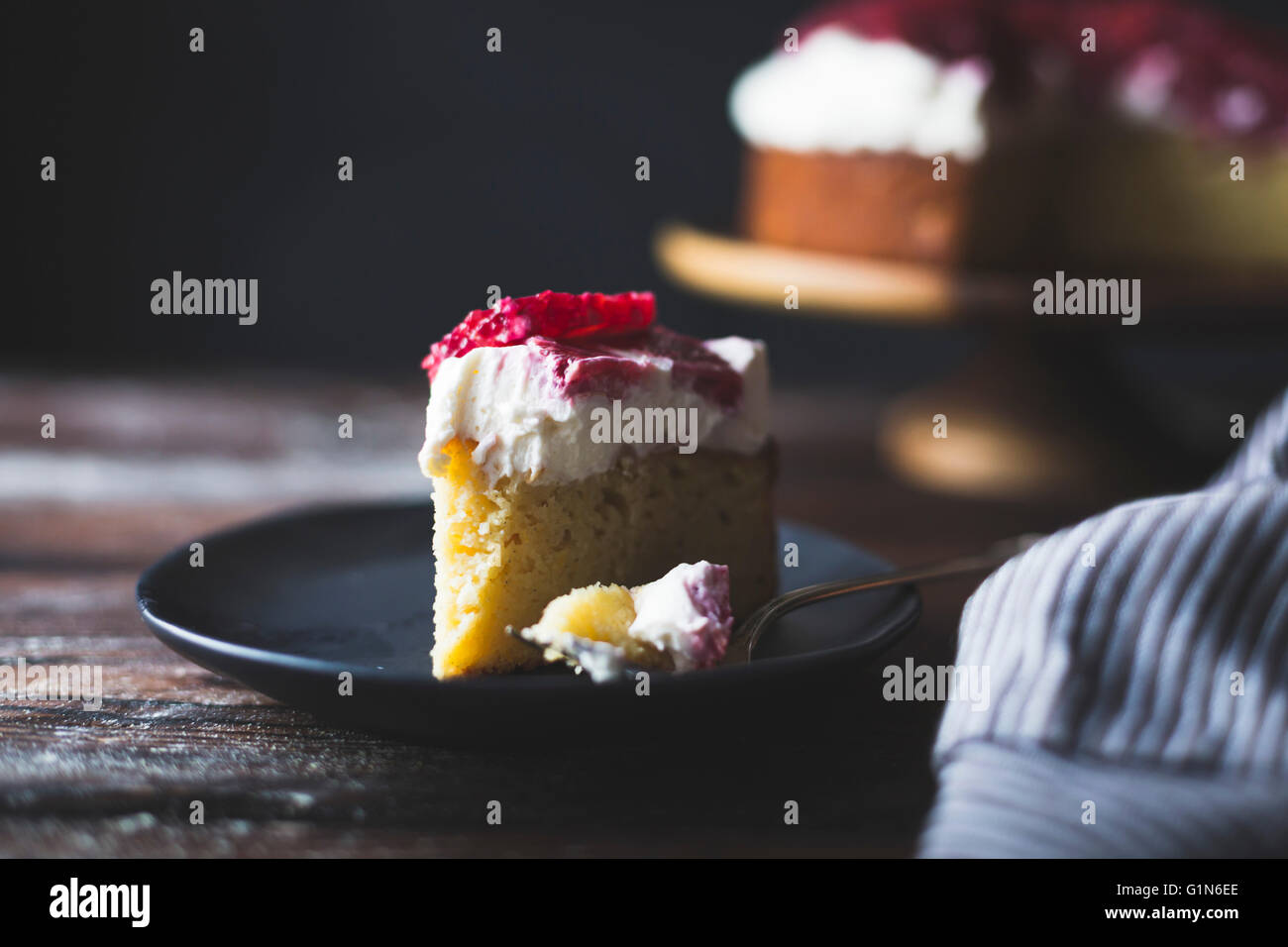 Blutorange & Maismehl-Ricotta-Kuchen mit Schlagsahne Mascarpone. Gluten-frei. Stockfoto