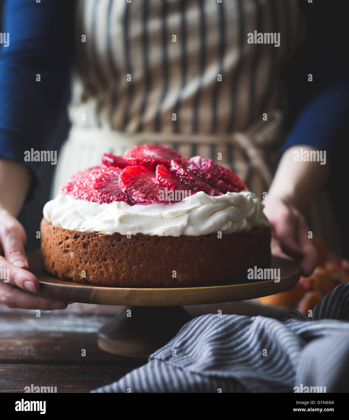 Blutorange & Maismehl-Ricotta-Kuchen mit Schlagsahne Mascarpone. Gluten-frei. Stockfoto