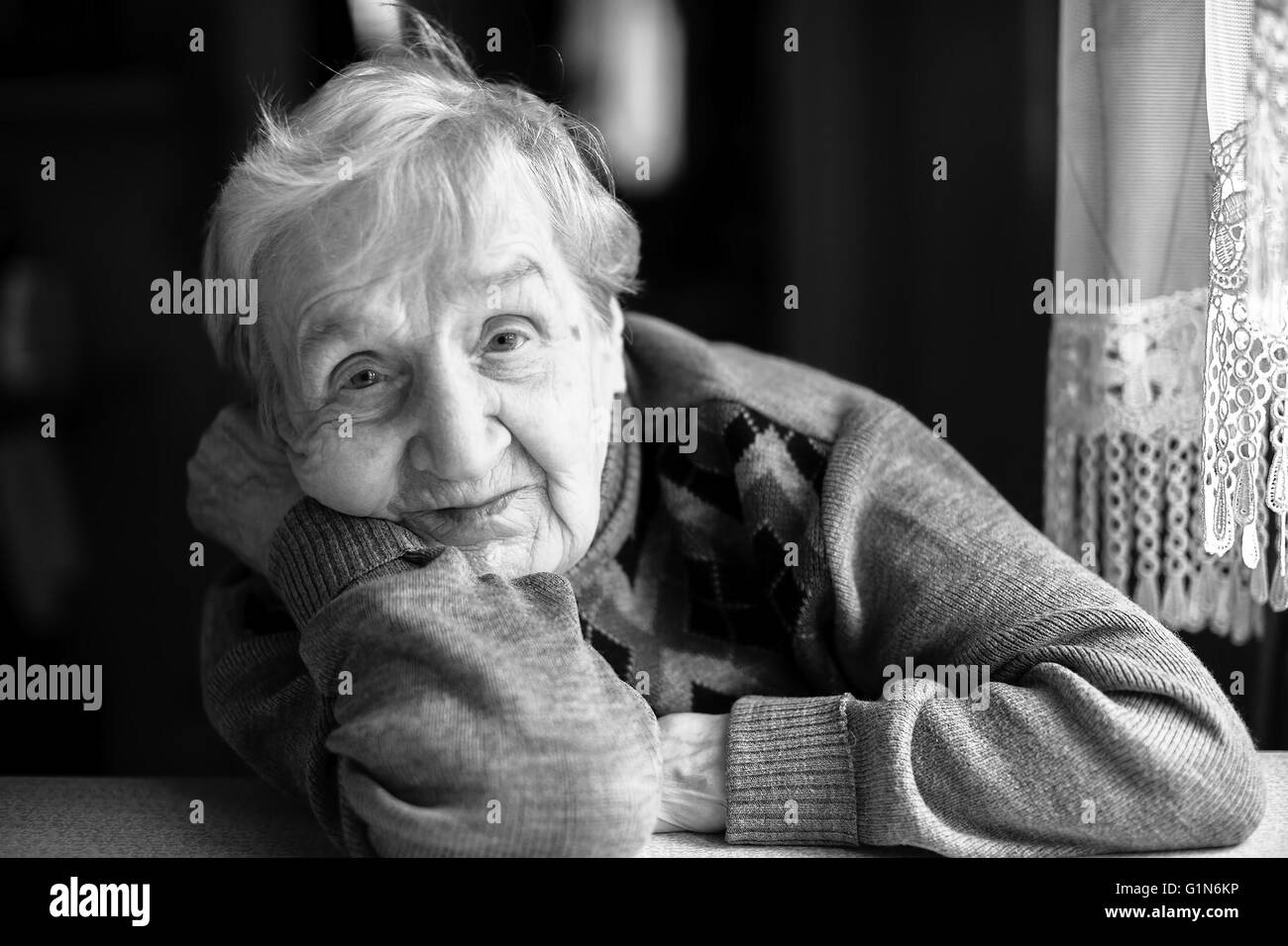 Schwarz / weiß Closeup Portrait einer älteren Frau. Stockfoto