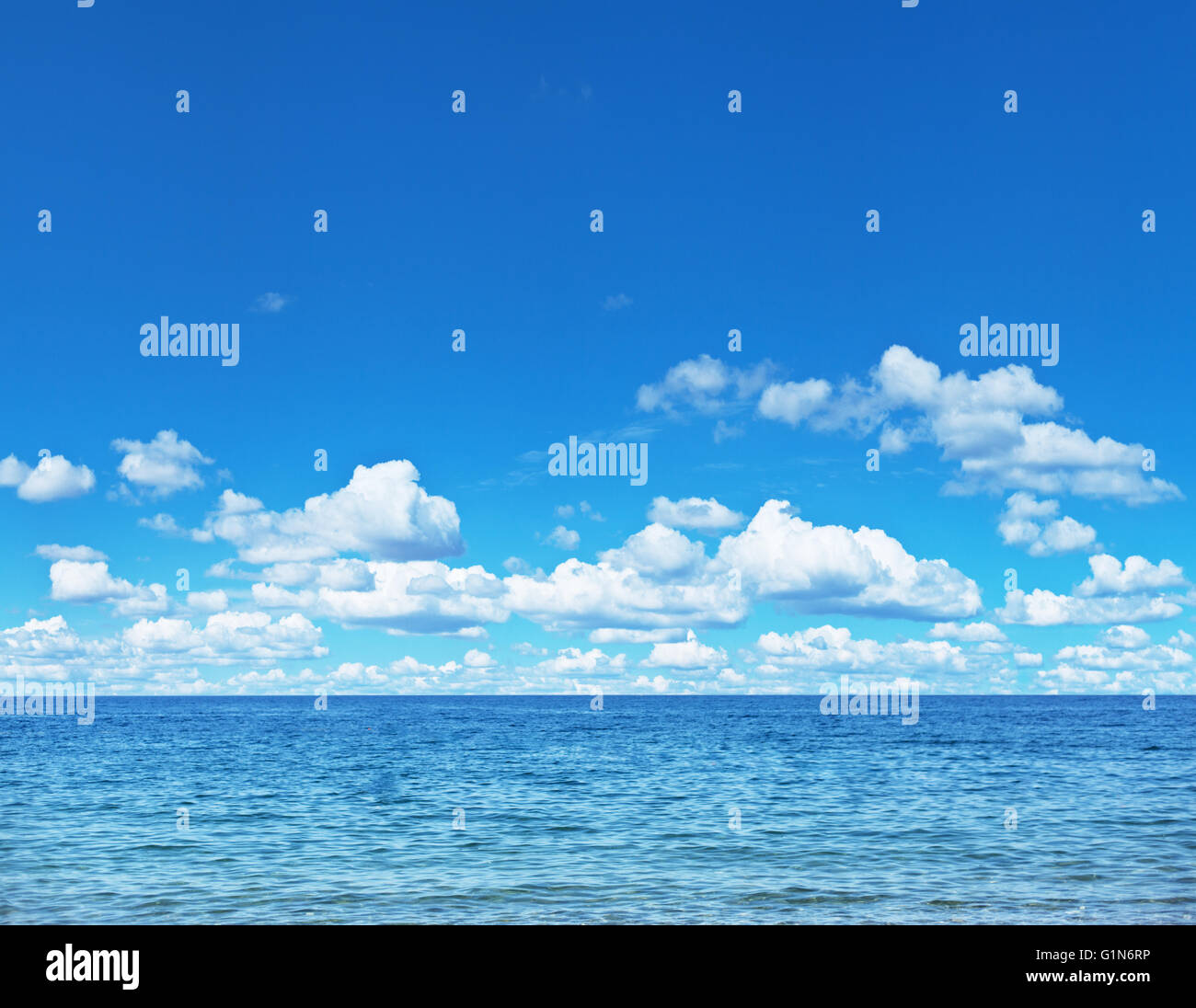 Seelandschaft mit ruhiger See und bewölktem Himmel. Stockfoto