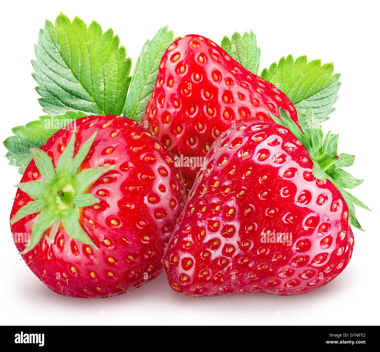 Erdbeeren auf weißem Hintergrund. Datei enthält Beschneidungspfade. Stockfoto