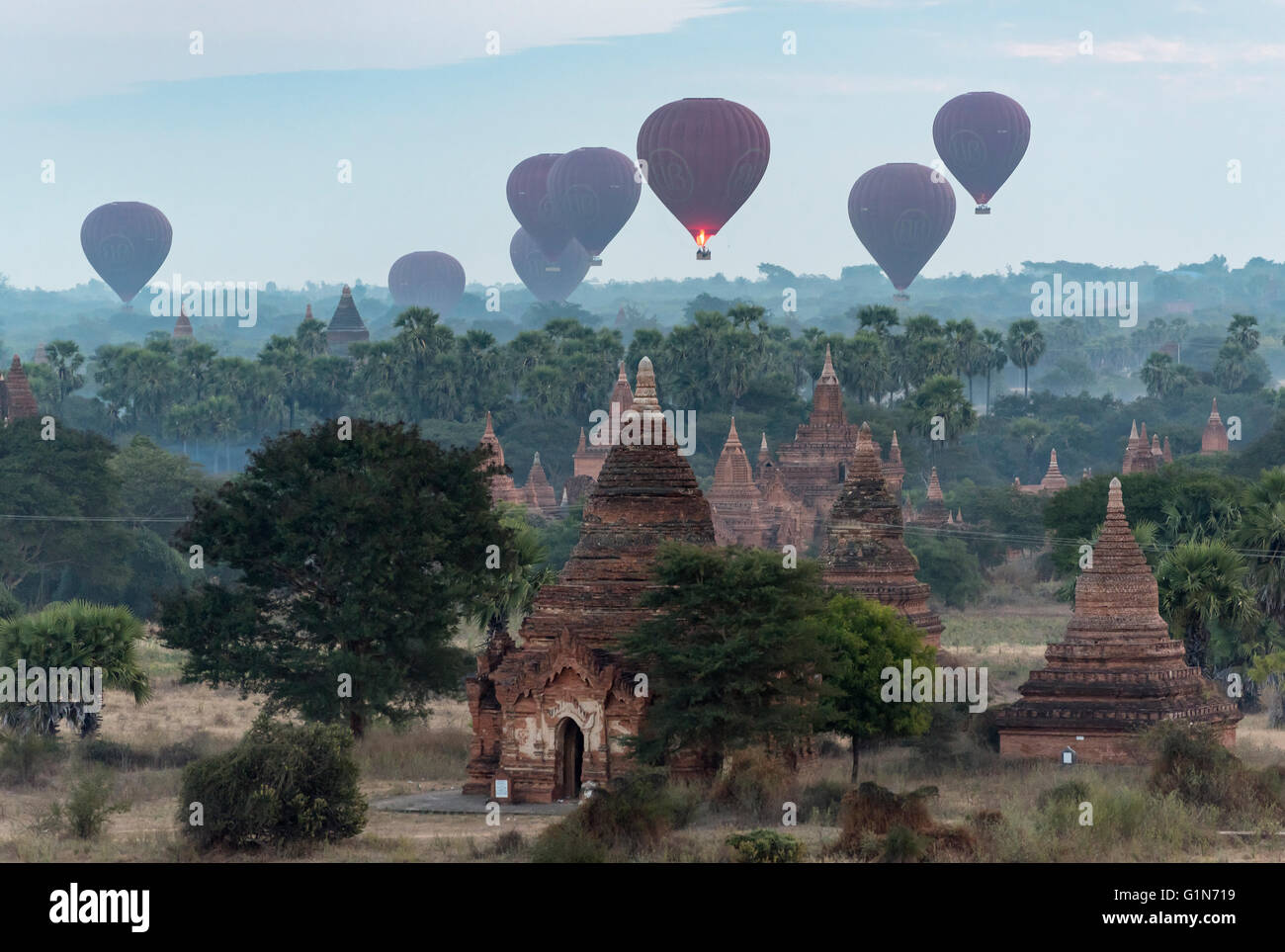 Heißluft-Ballons im Flug über Tempel von Bagan, wie gesehen von der Buledi-Pagode, Birma - Myanmar Stockfoto