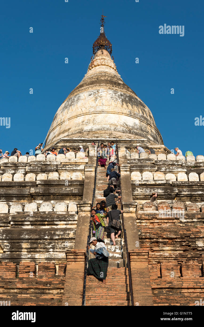 Steile Treppen steigen Besucher Shwesandaw Pagode, Bagan, Birma - Myanmar Stockfoto