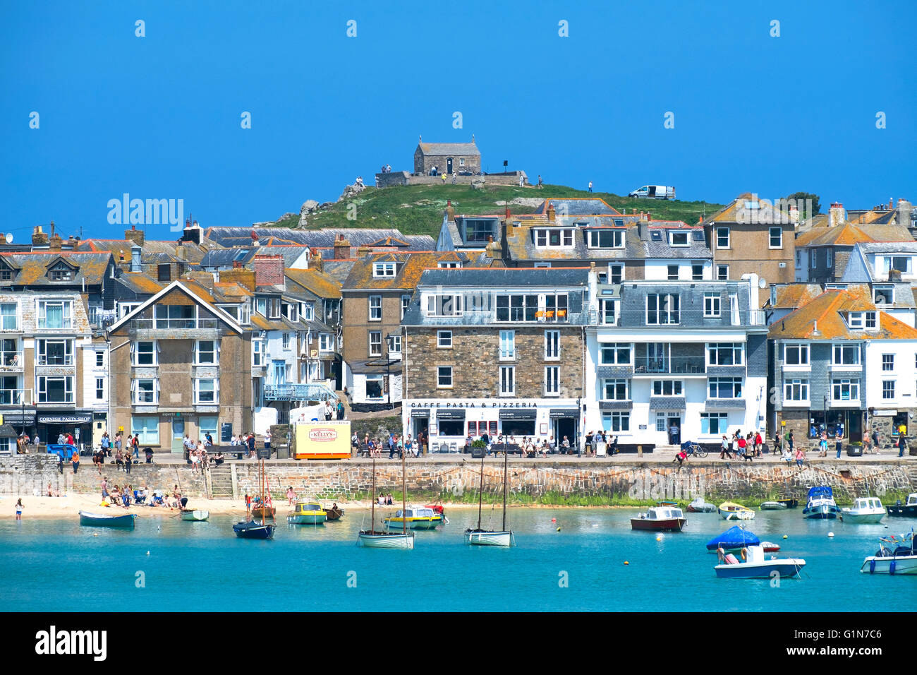 Ferienwohnungen und Ferienhäuser mit Blick auf den Hafen von St.Ives in Cornwall, England, UK Stockfoto