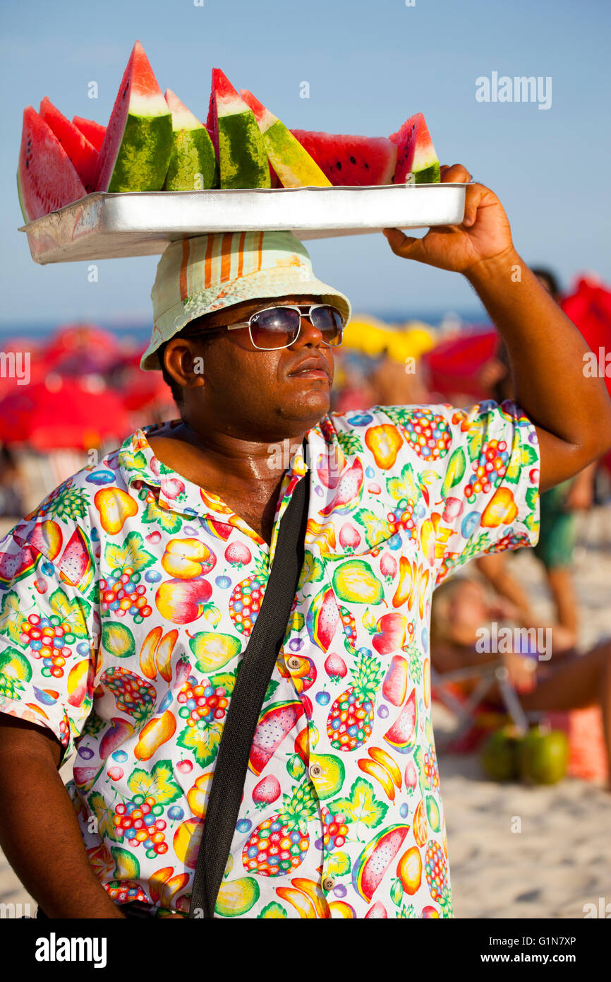 Wassermelone-Verkäufer in Strand von Ipanema, Rio De Janeiro, Brasilien. Stockfoto