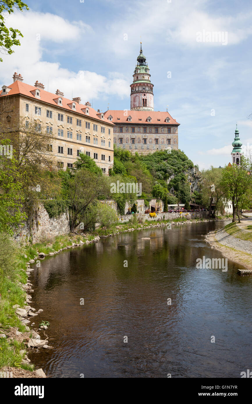 Schöne Aussicht auf den Glockenturm in Schloss Cesky Krumlov, Tschechische Republik Stockfoto Schöne Aussicht auf den Glockenturm in Schloss Cesky Krumlov, Tschechische Republik Stockfoto