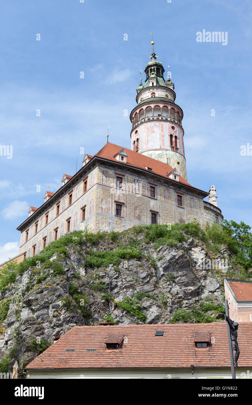 Schöne Aussicht auf den Glockenturm in Schloss Cesky Krumlov, Tschechische Republik Stockfoto Schöne Aussicht auf den Glockenturm in Schloss Cesky Krumlov, Tschechische Republik Stockfoto