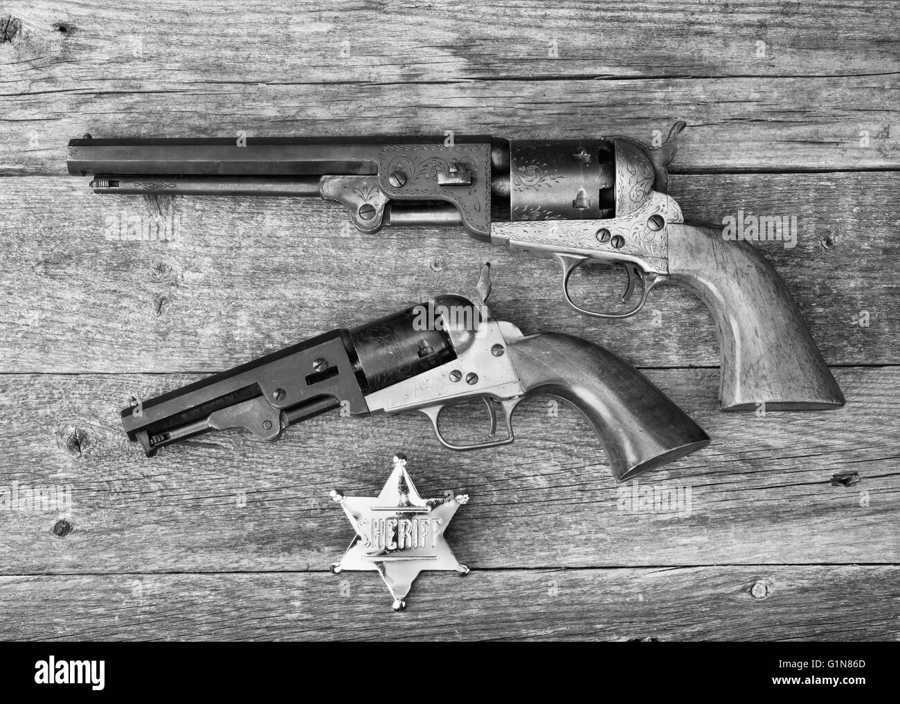 Die Waffen, die gewann das West und Sheriff Abzeichen in schwarz und weiß. Stockfoto