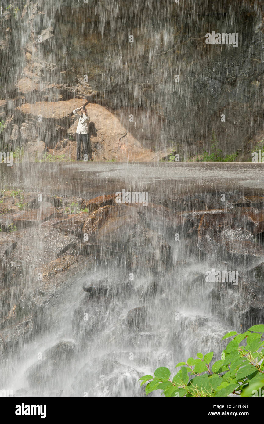 Frau Fotograf bei Bridal Veil Falls in der Nähe von Highlands, NC. Stockfoto