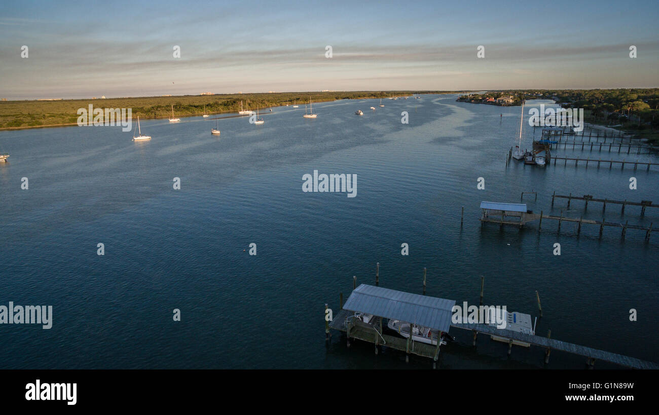 Luftaufnahme des Indian River in New Smyrna Beach, FL Stockfoto