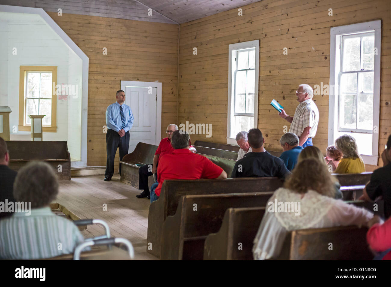 Tolle Smoky Mountains National Park, Tennessee - Cades Cove Missionary Baptist Church. Ein Mitglied der Kirche spricht über seinen Glauben. Stockfoto