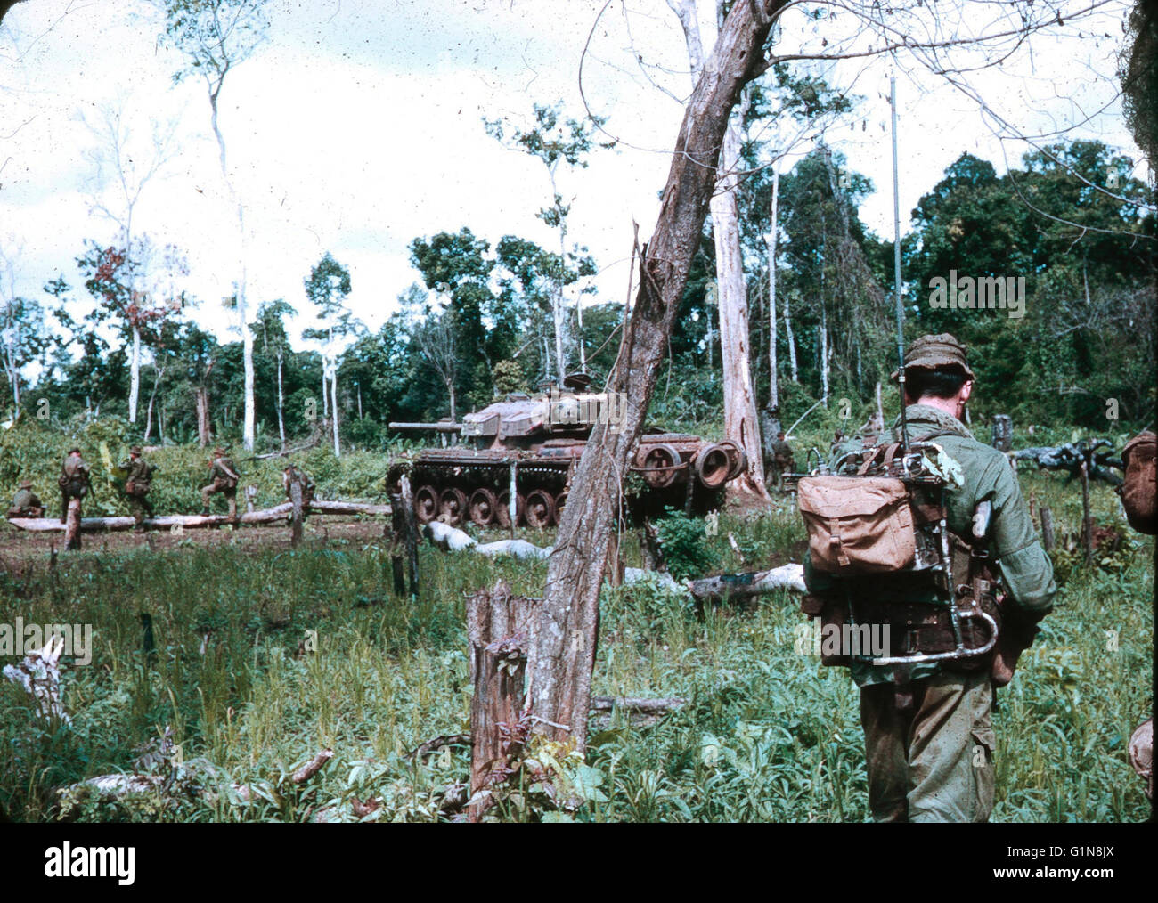 Australische Infanterie 5. Bataillon und Centurion-Panzer auf Patrouille Südvietnam 1969 Stockfoto