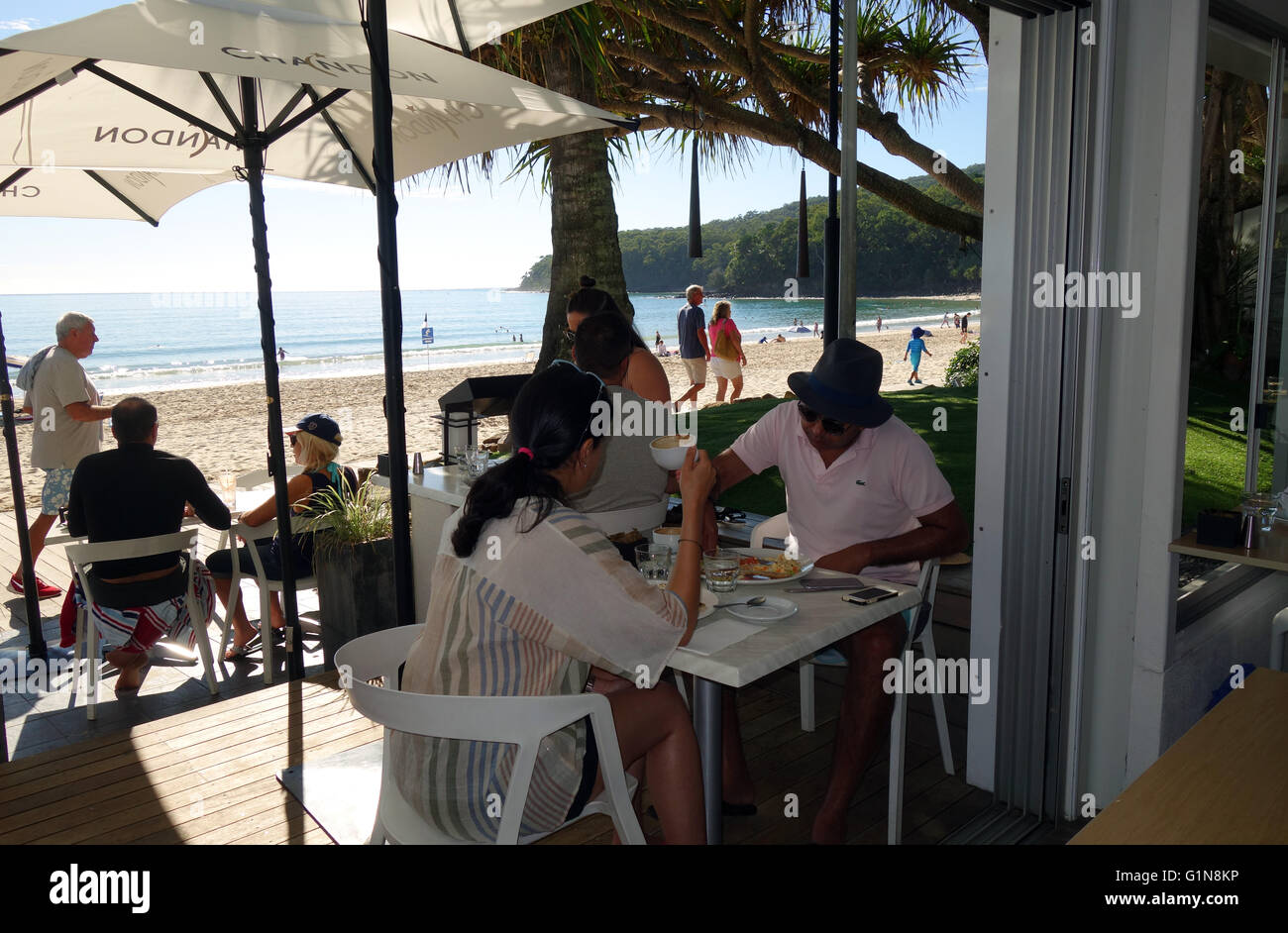 Schönen Morgen für das Frühstück am Strand von Bistro C, Noosa Main Beach, Noosa Shire, Sunshine Coast, Queensland, Australien. Stockfoto