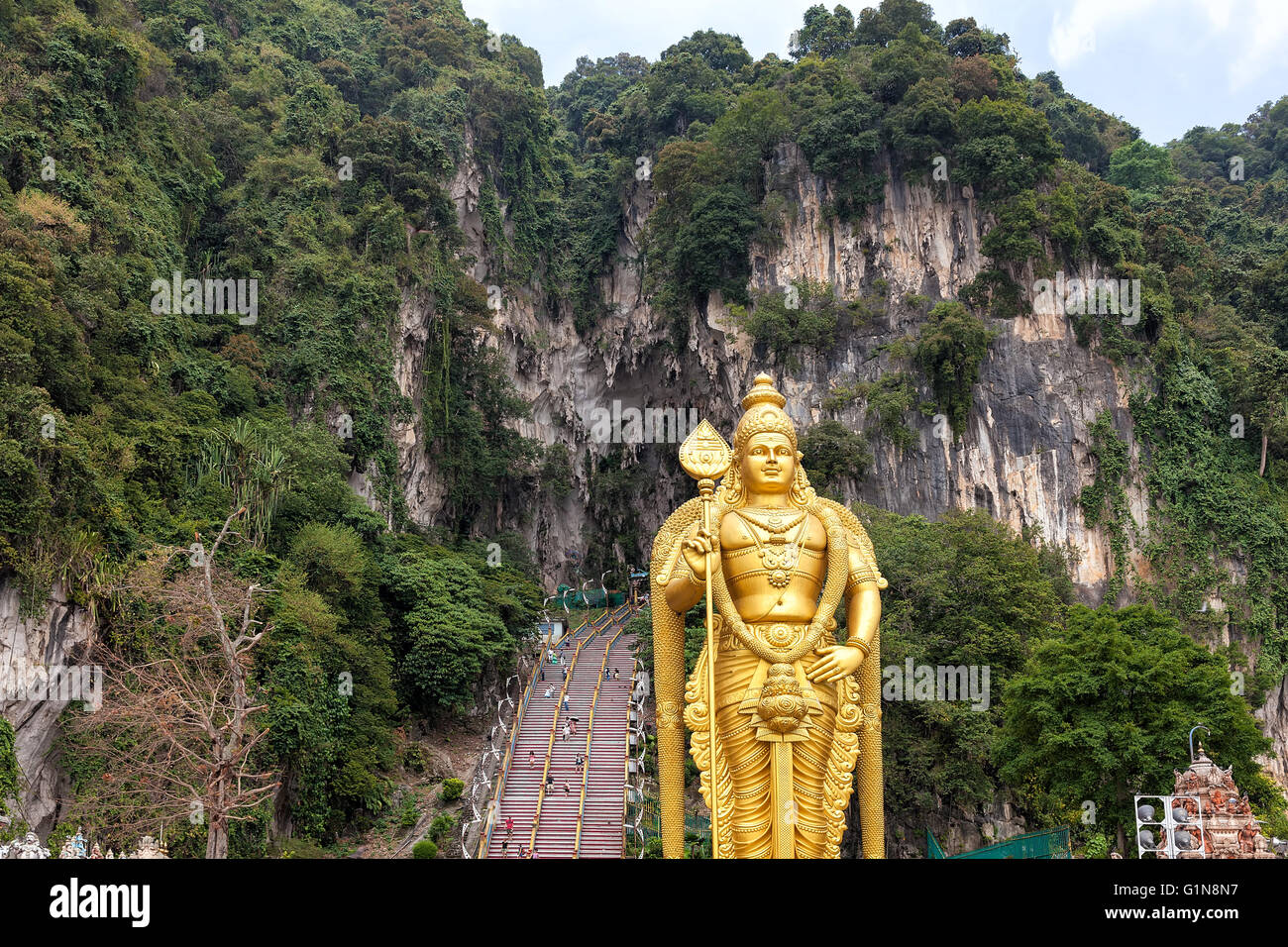 Lord Murugan Hindu Gottheit Statue von 272 Stufen Treppe am Eingang der Batu-Höhlen in Malaysia Stockfoto