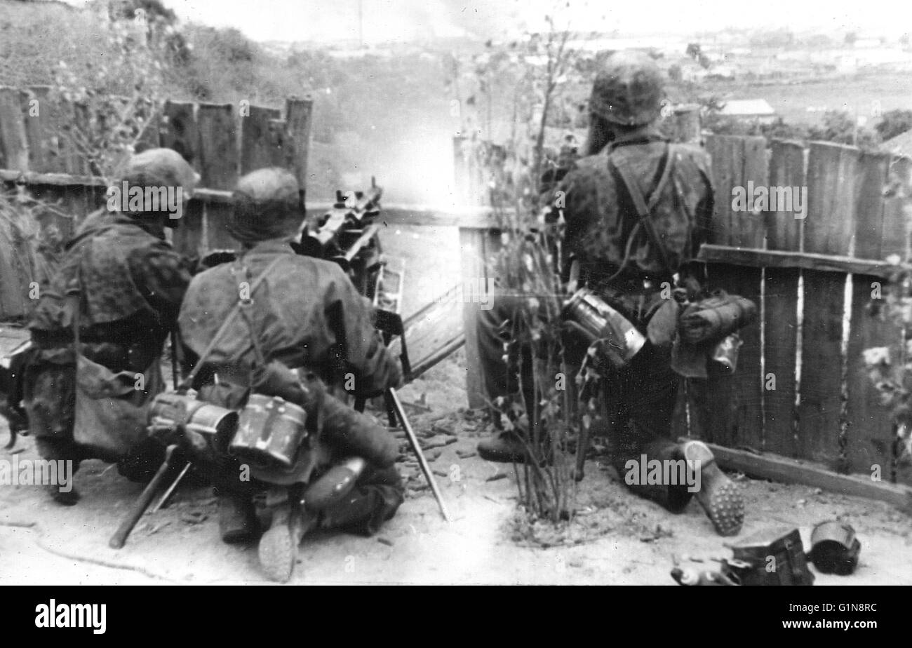 Waffen SS Machine "Gunners" in Camo Kittel in Aktion auf der östlichen Front Russland 1941 Stockfoto